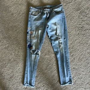 Distressed jeans with embroidery